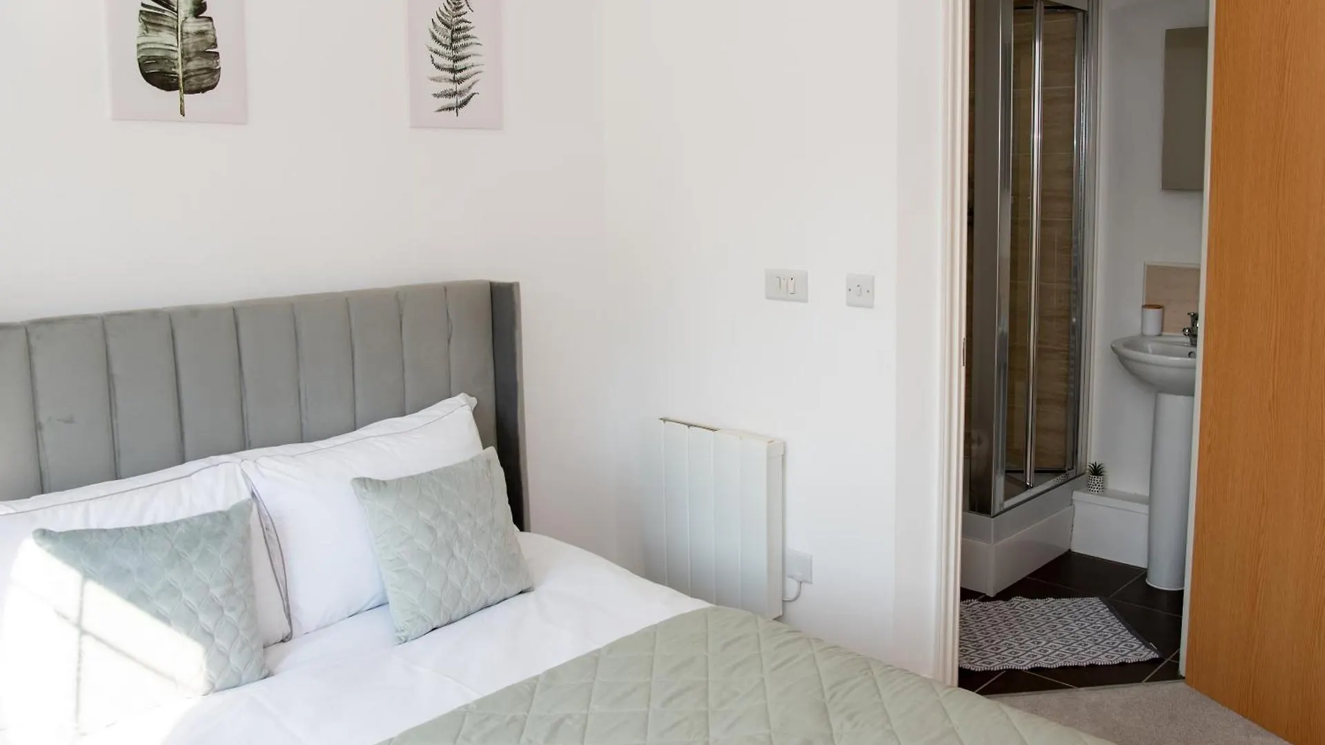 Spacious Retreat With Parking: Ideal For Families & Contractors 요크 아파트