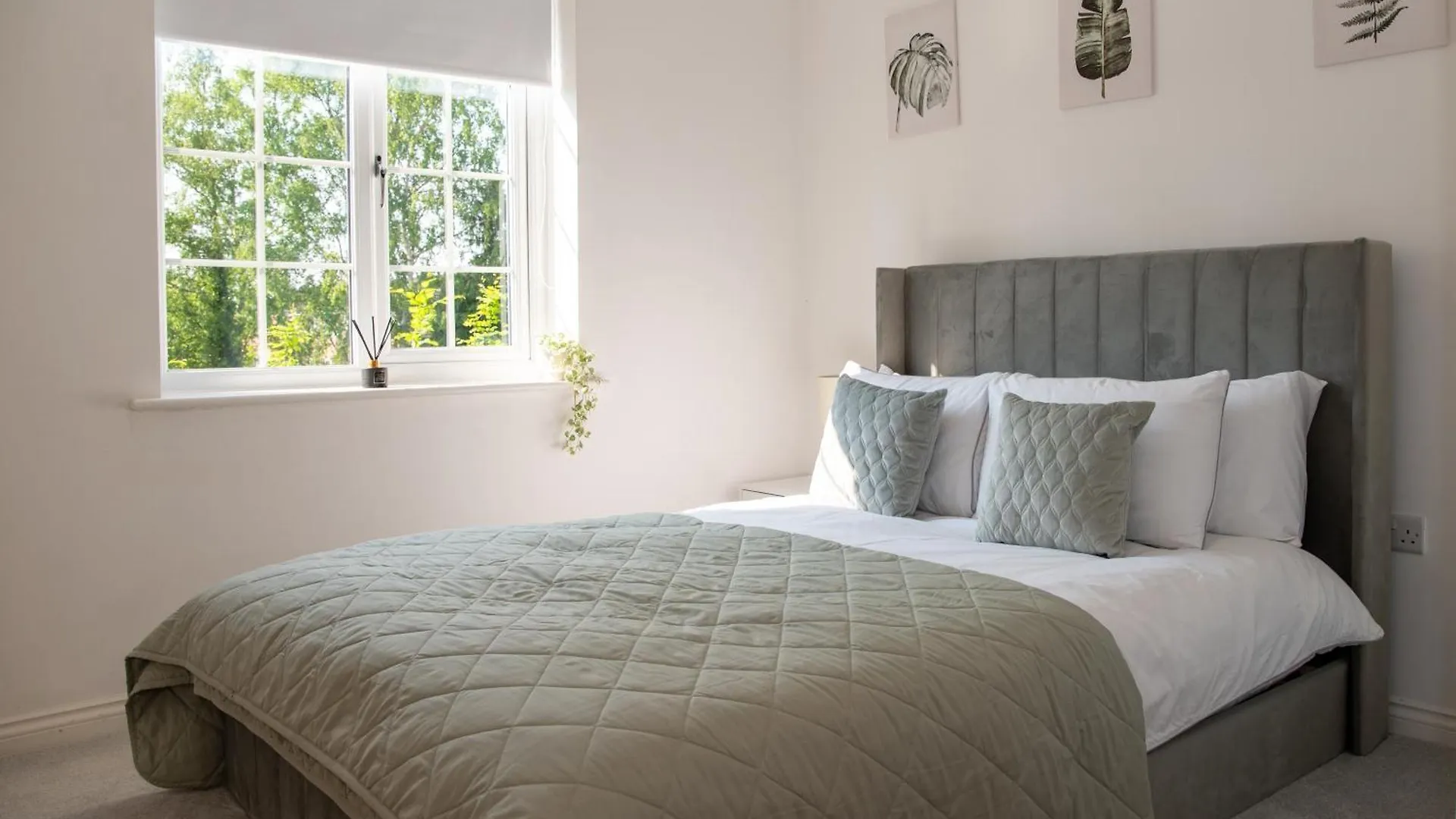 Spacious Retreat With Parking: Ideal For Families & Contractors 요크
