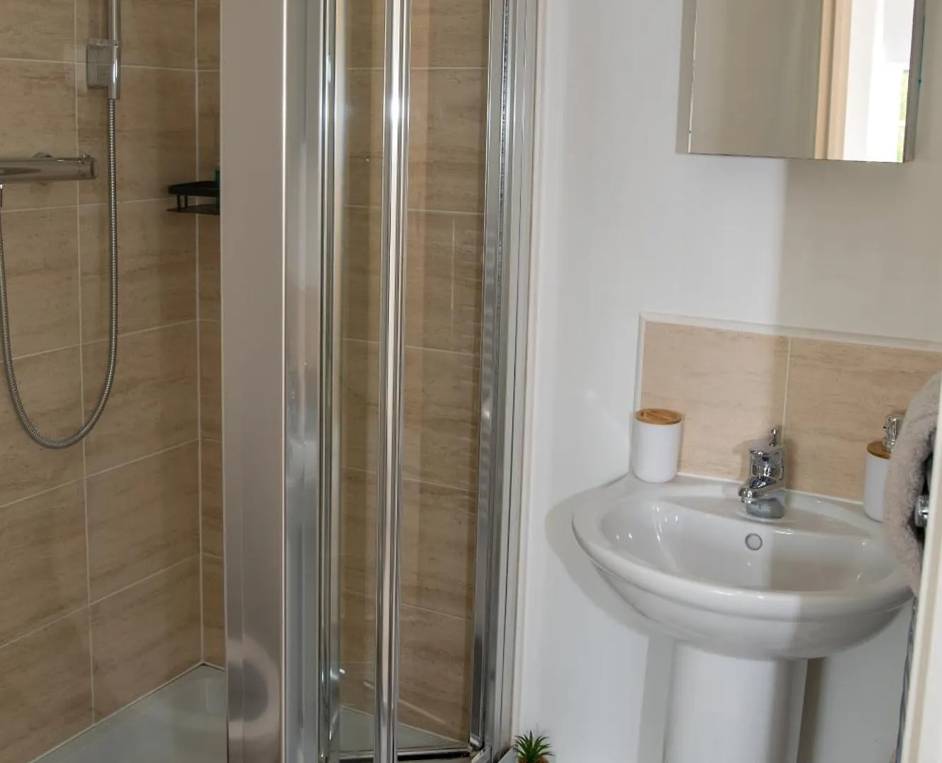Spacious Retreat With Parking: Ideal For Families & Contractors 요크 0*,  영국