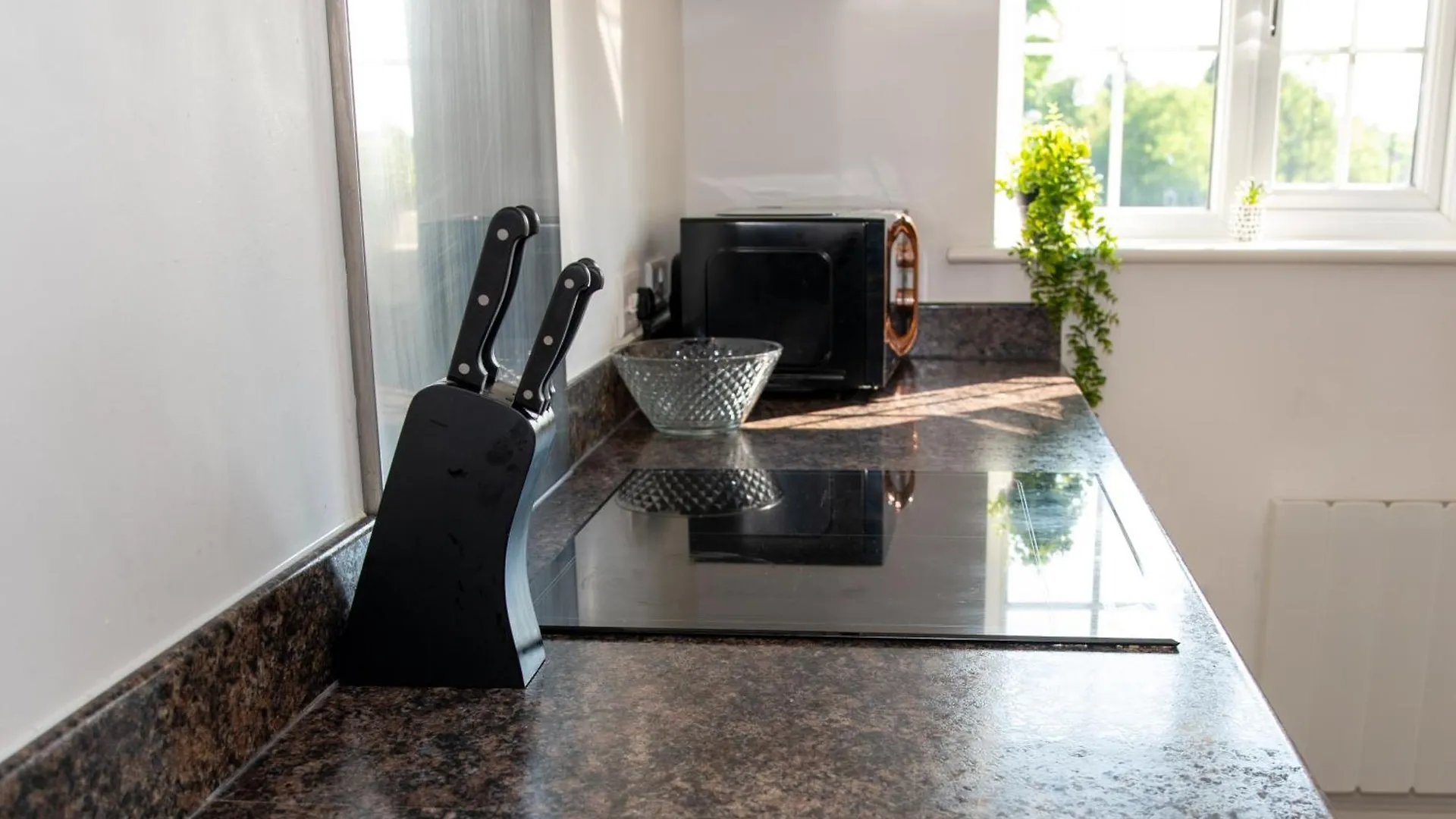 Spacious Retreat With Parking: Ideal For Families & Contractors 요크