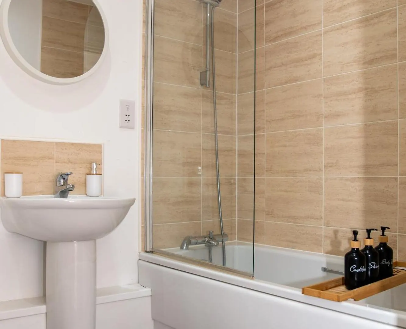 Spacious Retreat With Parking: Ideal For Families & Contractors 요크 영국