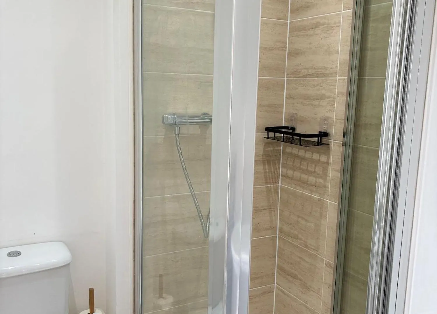 Spacious Retreat With Parking: Ideal For Families & Contractors York Apartment