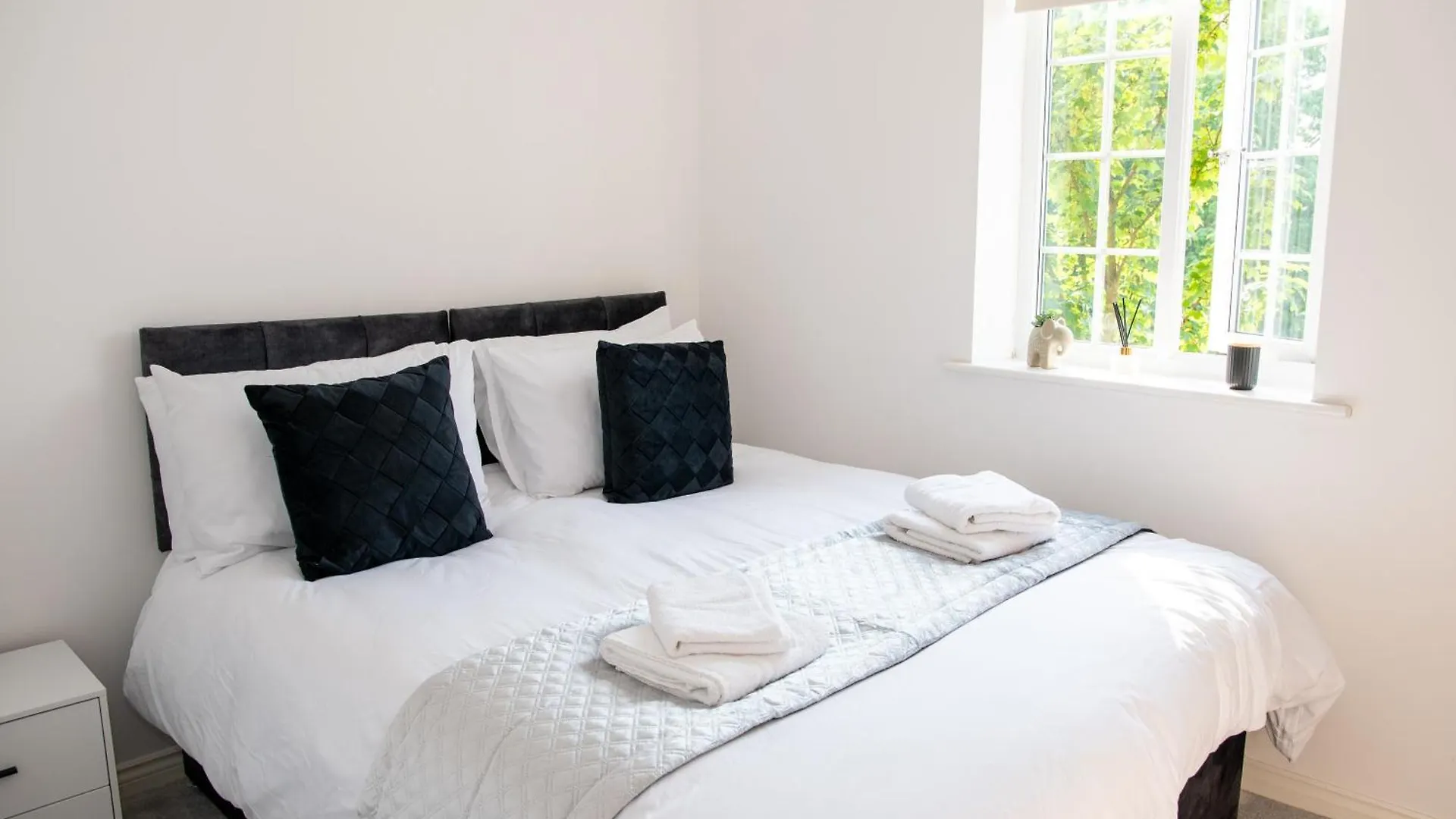 Spacious Retreat With Parking: Ideal For Families & Contractors York Apartment