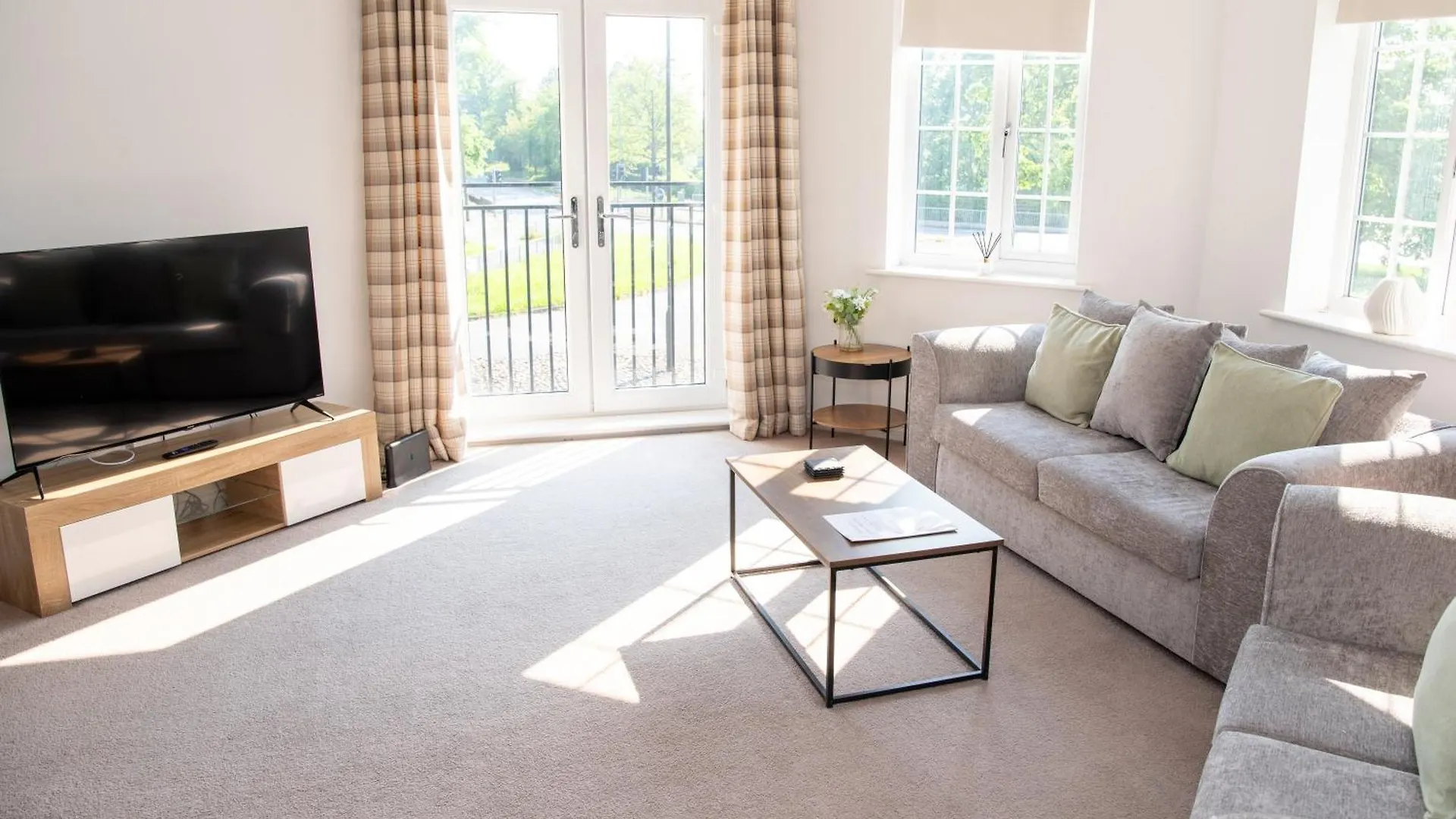 Spacious Retreat With Parking: Ideal For Families & Contractors York