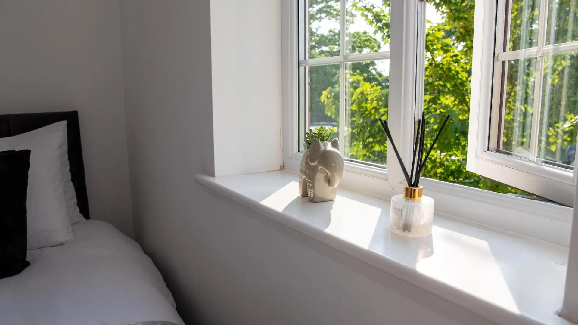 Spacious Retreat With Parking: Ideal For Families & Contractors York