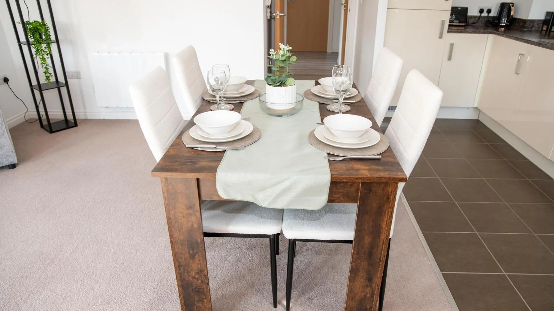 Spacious Retreat With Parking: Ideal For Families & Contractors York Apartment